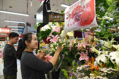 七夕節(jié)催熱消費市場 玫瑰花與紙制品銷售兩旺